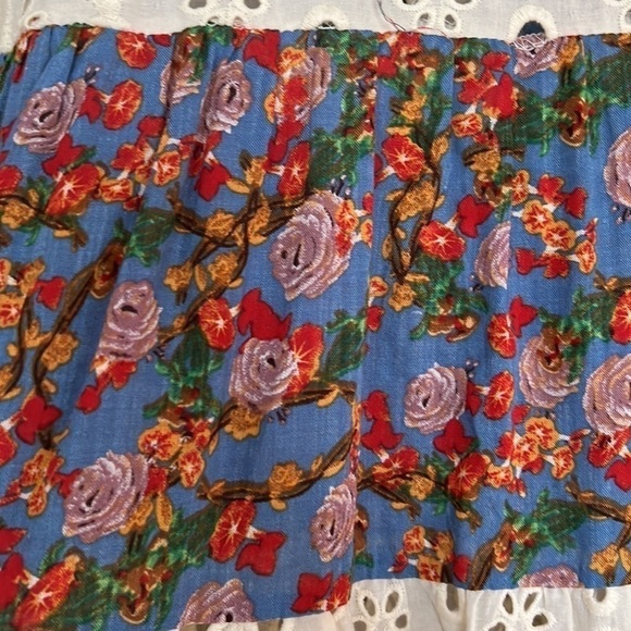 BOUTIQUE Blue/Red/Tan Floral Blouse w/Eyelet Tiers,Size Large, EUC. - Picture 5 of 6